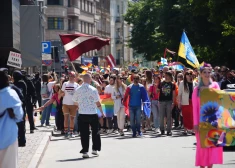 Saeima izskatīs LPV priekšlikumu aizliegt LGBTQIA+ karogu lietot kopā ar Latvijas valsts karogu