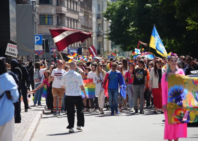 Saeima izskatīs LPV priekšlikumu aizliegt LGBTQIA+ karogu lietot kopā ar Latvijas valsts karogu
