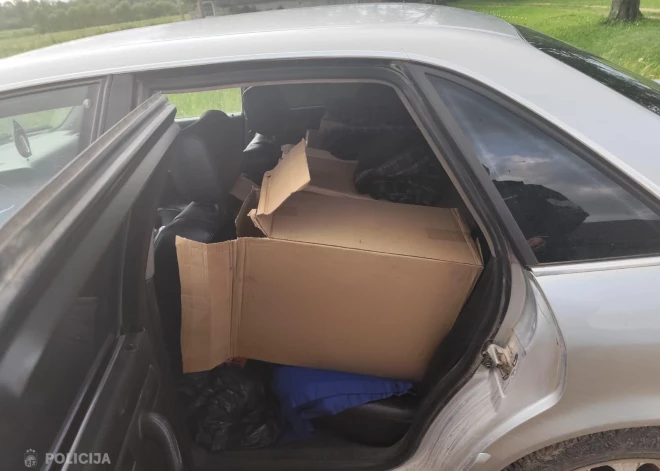 Preiļos policija kādā automašīnā atrod gandrīz 32 000 nelegālu cigarešu