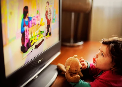 Bērni bieži skatās multfilmas un savā starpā runā angļu valodā.