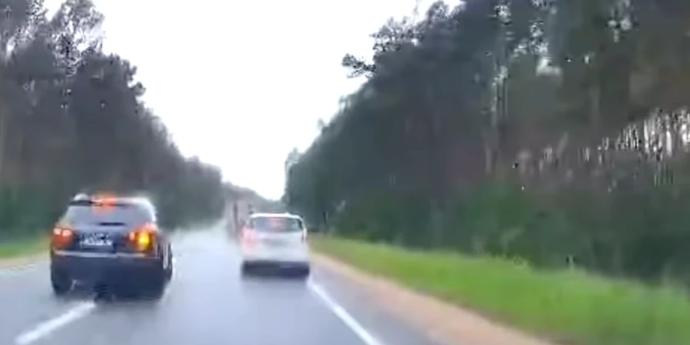 Iedzīvotāju domas dalās par to, kurš vainojams bīstamajā situācijā.