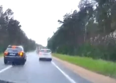 VIDEO: bīstams manevrs uz Ventspils šosejas gandrīz noslēdzās bēdīgi - domas dalās par to, kurš vainīgs