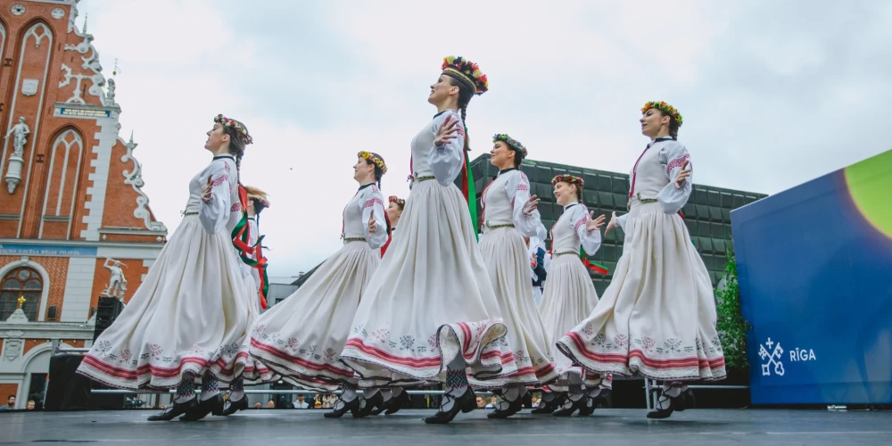 Lielkoncertā “Vidusvasaras dzīvestības” skatītājiem būs iespēja iegrimt īpašā atmosfērā, baudot vasaras burvību, sajūtot dabas spēku, kas apvij šo maģisko Vasaras saulgriežu laiku.