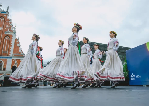 Lielkoncertā “Vidusvasaras dzīvestības” skatītājiem būs iespēja iegrimt īpašā atmosfērā, baudot vasaras burvību, sajūtot dabas spēku, kas apvij šo maģisko Vasaras saulgriežu laiku.