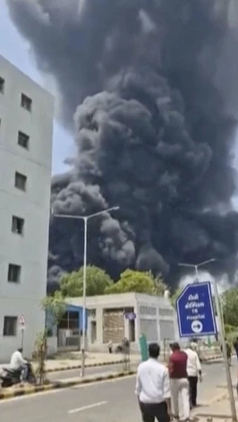 Дым поднимается после крушения самолета в Ахмедабаде, штат Гуджарат, Индия, в четверг, 12 июня 2025 года.