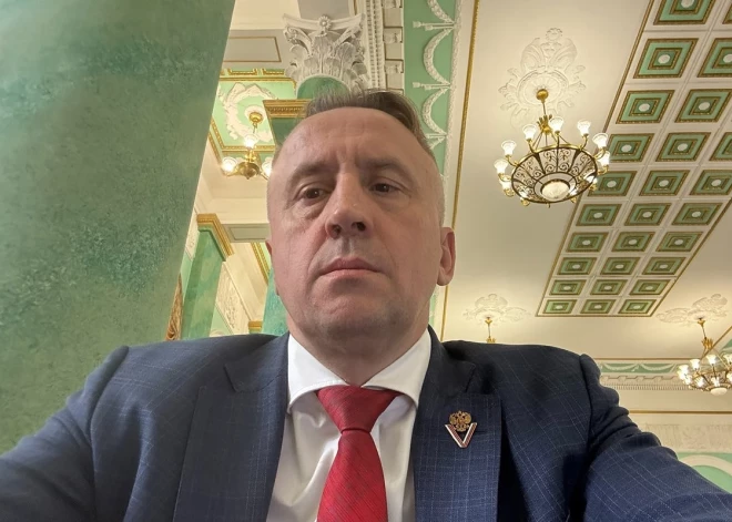 Krievijas deputāts ierosina jauniem bezbērnu pāriem pa nakti atslēgt internetu, lai beidzot sāktu dzemdēt