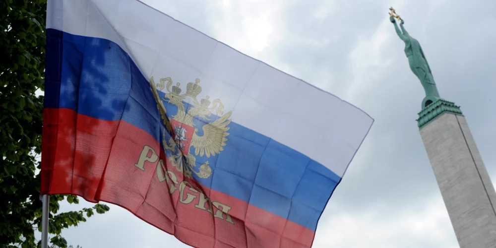 Krievijas karogs Latvijas Krievu savienības pārstāvju rīkotā mītiņa un gājiena "pret politisko un militāro teroru Ukrainā" laikā iepretim Vācijas vēstniecībai.