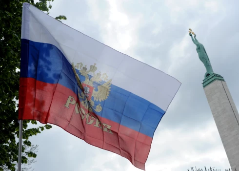 Krievijas karogs Latvijas Krievu savienības pārstāvju rīkotā mītiņa un gājiena "pret politisko un militāro teroru Ukrainā" laikā iepretim Vācijas vēstniecībai.