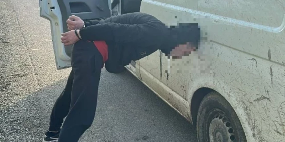 (Foto no nesenas aizturēšanas Latvijā) Eiropā kopumā pērn visstraujāk kontrabandas cigarešu patēriņš pieauga Nīderlandē (+10,2 procentpunkti), Ungārijā (+5,6 procentpunkti), Latvijā (+4,5 procentpunkti), kā arī Somijā un Francijā (+4,4 procentpunkti).