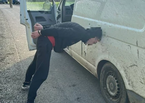 (Foto no nesenas aizturēšanas Latvijā) Eiropā kopumā pērn visstraujāk kontrabandas cigarešu patēriņš pieauga Nīderlandē (+10,2 procentpunkti), Ungārijā (+5,6 procentpunkti), Latvijā (+4,5 procentpunkti), kā arī Somijā un Francijā (+4,4 procentpunkti).