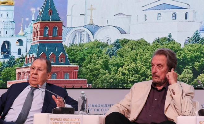 Erols Masks Maskavā kopā ar Krievijas ārlietu ministru Sergeju Lavrovu.
