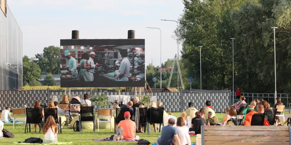 No 12. jūnija tirdzniecības centrā "Sāga" uz lielā ekrāna desmit vakaros visas vasaras garumā būs iespēja redzēt skatītāju novērtētas filmas – no latviešu klasikas līdz pasaules kino hitiem. 