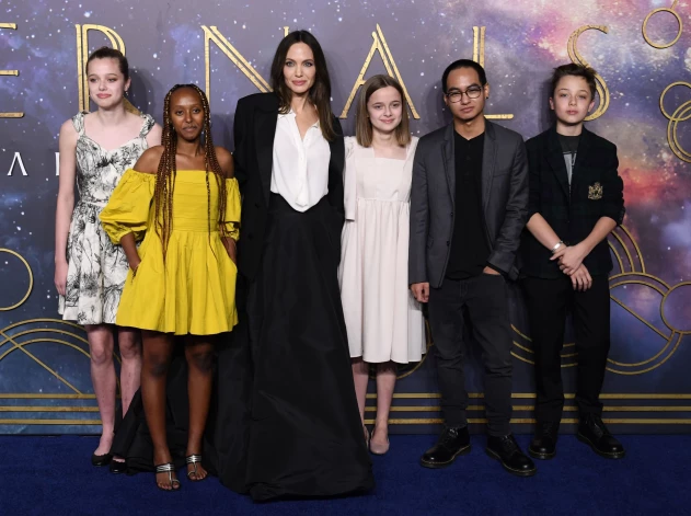Andželina Džolija ar bērniem filmas “Eternals” pirmizrādes vakarā Londonā 2021. gada 27. oktobrī. No kreisās: Šilo, Zahara, Andželina, Vivjena, Medokss, Nokss.