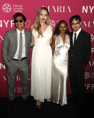 Andželina Džolija ar dēlu Paksu (no kreisās), meitu Zaharu un dēlu Medoksu Ņujorkas filmu festivālā 2024. gada septembrī.