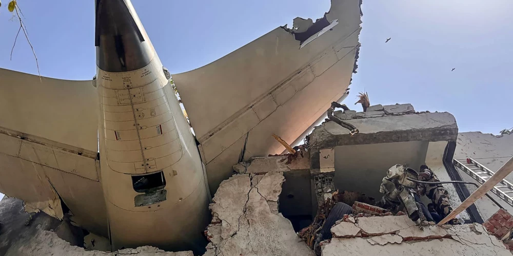"Air India" lidmašīnas atlūzas pēc nogāšanās dzīvojamo māju rajonā Amdāvādā