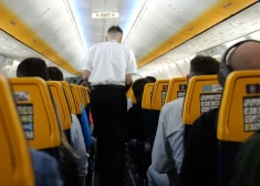 Авиакомпания Ryanair решила жестко наказывать пассажиров, нарушающих порядок на борту