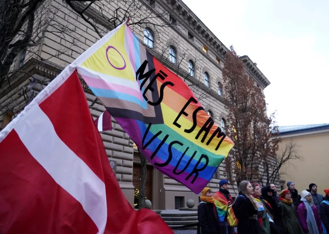 Партия Шлесерса предлагает запретить вешать радужный флаг рядом с национальным - и все это в Месяц гордости