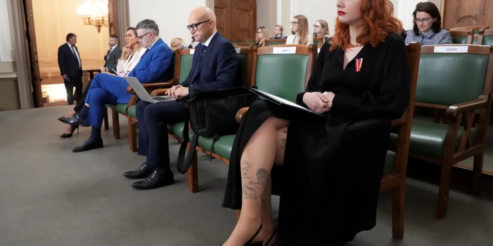 Saeimas sēde. Priekšplānā - Selma Teodora Levrence.
