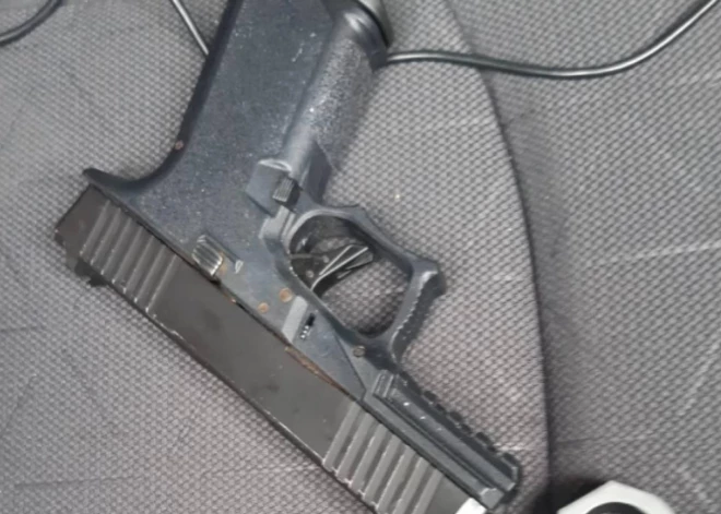 Rucavā apturēts kāds vīrietis ar pielādētu "Glock 19"