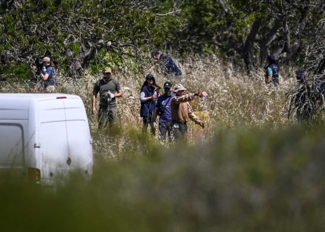 Satraucoši atklājumi Madelēnas Makkenas meklēšanā: atrasts ierocis un kauli