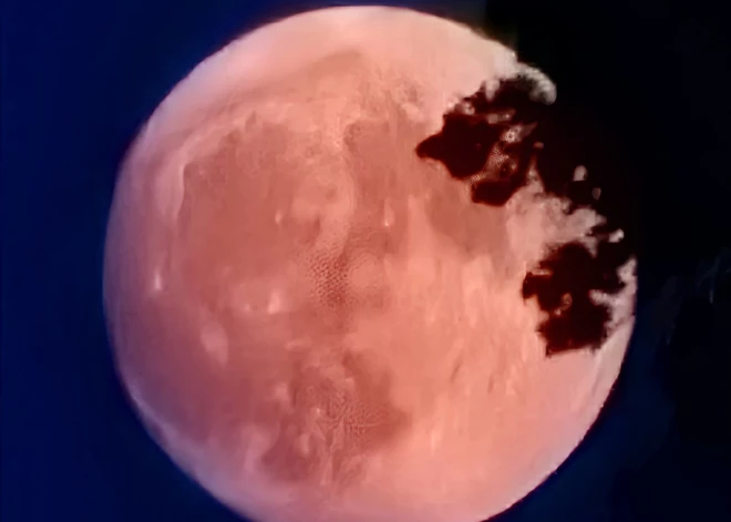 Daži iedzīvotāji zemeņu Mēnesim piedēvē maģiskas īpašības.