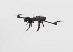 Saeima atbalsta grozījumus, kas ļaus apsargiem notriekt dronus kritiskās infrastruktūras aizsardzībā