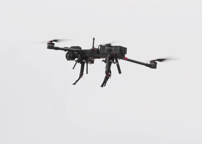 Saeima atbalsta grozījumus, kas ļaus apsargiem notriekt dronus kritiskās infrastruktūras aizsardzībā