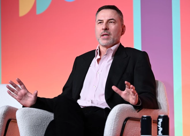 Britu komiķis šokē auditoriju, rādot nacistu sveicienus populārā šovā