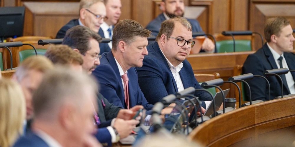 Saeima pieņem likuma grozījumus latviešu valodas lietojuma stiprināšanai kredītiestādēs.