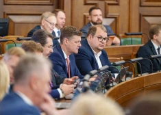 Kredītiestādes obligāti jāapkalpo latviešu valodā – Saeima pieņem jaunus grozījumus