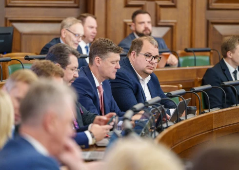 Saeima pieņem likuma grozījumus latviešu valodas lietojuma stiprināšanai kredītiestādēs.