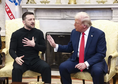 Baltajā namā notikušajā tikšanās reizē Ukrainas prezidents Volodimirs Zelenskis piedzīvoja saspringtu un neveiksmīgu sarunu ar ASV prezidentu Donaldu Trampu.
