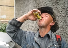 Когда-то такое уже было: в Латвии опять начинают пить одеколон