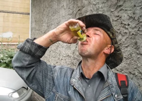 Когда на алкоголь денег нет, в ход идет все, что содержит спирт.