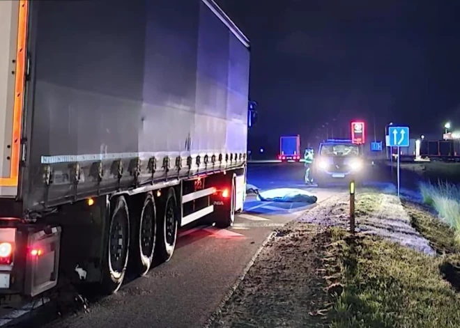 Трагедия под Бауской: ночью пешеход погиб под колесами грузовика, а перед этим его задерживала полиция