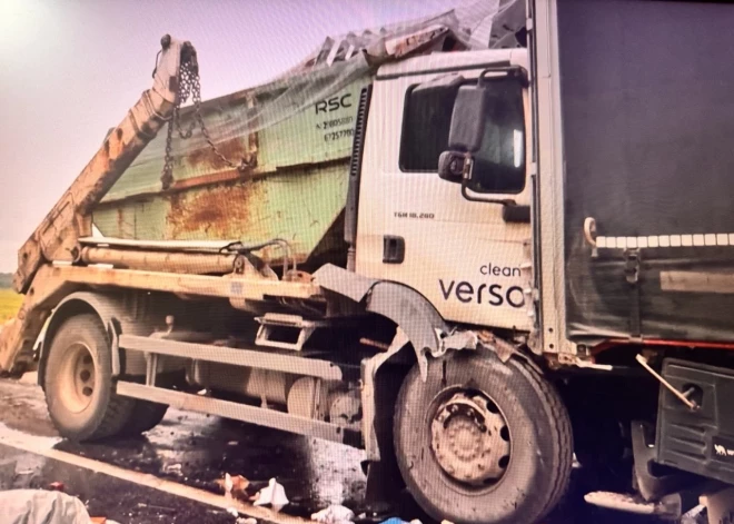 Куропатки на дороге стали причиной ДТП с двумя грузовиками недалеко от Марупе