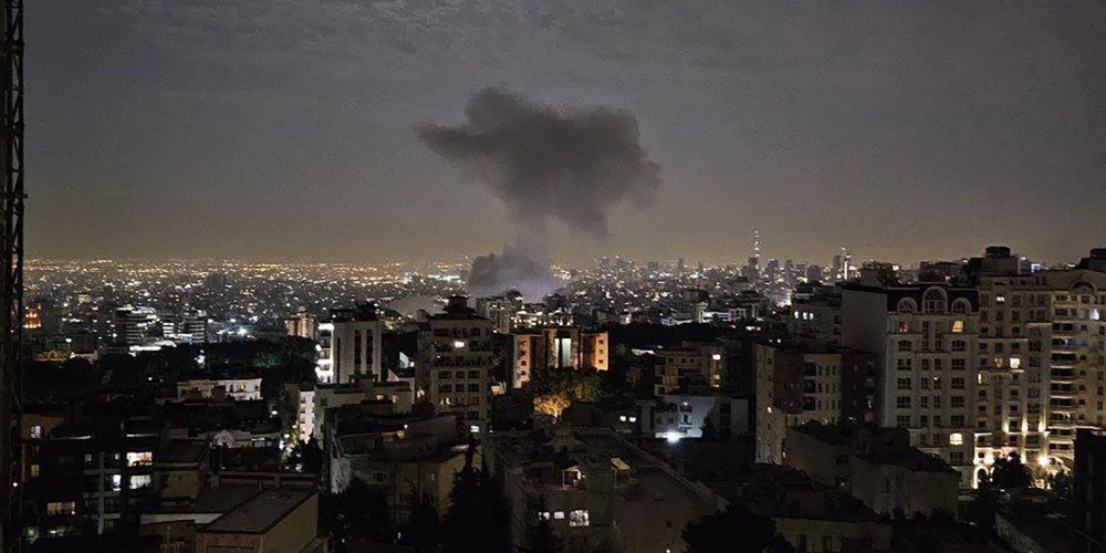 TOPSHOT - This handout photo released by Iran's Revolutionary Guard Corps (IRGC) official Sepah News Telegram channel on June 13, 2025 shows smoke billowing from a site reportedly targeted by an Israeli strike in the Iranian capital Tehran early in the morning. Israeli Prime Minister Benjamin Netanyahu said in a video statement in the early hours of June 13 that Israel carried out strikes on Iran and the military operation against the Islamic republic would  "continue for as many days as it takes". (Photo by SEPAH NEWS / AFP) / RESTRICTED TO EDITORIAL USE - MANDATORY CREDIT "AFP PHOTO / SEPAH NEWS  " - NO MARKETING NO ADVERTISING CAMPAIGNS - DISTRIBUTED AS A SERVICE TO CLIENTS