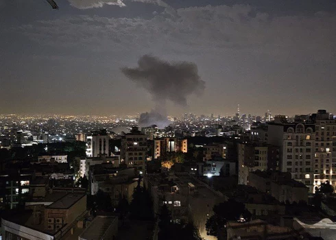 TOPSHOT - This handout photo released by Iran's Revolutionary Guard Corps (IRGC) official Sepah News Telegram channel on June 13, 2025 shows smoke billowing from a site reportedly targeted by an Israeli strike in the Iranian capital Tehran early in the morning. Israeli Prime Minister Benjamin Netanyahu said in a video statement in the early hours of June 13 that Israel carried out strikes on Iran and the military operation against the Islamic republic would  "continue for as many days as it takes". (Photo by SEPAH NEWS / AFP) / RESTRICTED TO EDITORIAL USE - MANDATORY CREDIT "AFP PHOTO / SEPAH NEWS  " - NO MARKETING NO ADVERTISING CAMPAIGNS - DISTRIBUTED AS A SERVICE TO CLIENTS