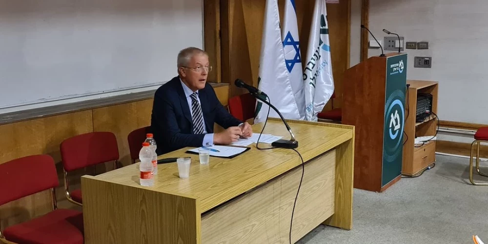 Latvijas vēstnieks Izraēlā Aivars Groza patlaban atrodas Latvijā.