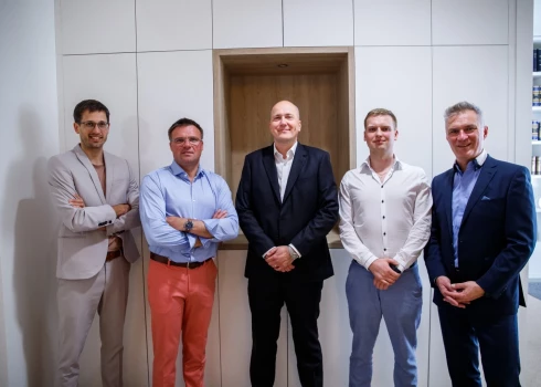 Attēlā no kreisās puses: Lukáš Jandač, PLG Czech Republic direktors; Sven Nuutmann, Piletilevi PLG valdes priekšsēdētājs; Michal Hanák, MAFRA direktors; Dominik Janíček, Finanšu direktors Ticketportal; Radek Horčička, Finanšu direktors MAFRA.