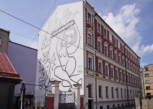 Murālis jeb sienas glezna “Veltījums Džemmai Skulmei”.