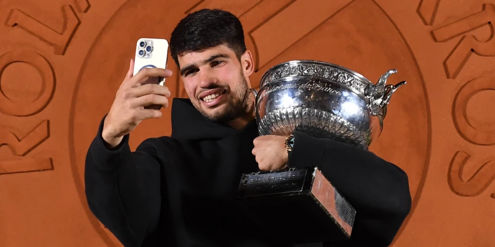 ATP ranga otrais numurs Karloss Alkarass ar "Roland Garros" trofeju.