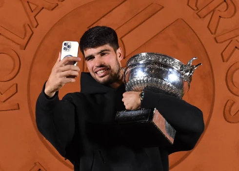 ATP ranga otrais numurs Karloss Alkarass ar "Roland Garros" trofeju.