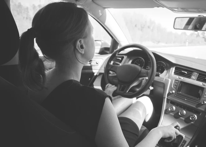 "Meita brauc labi, bet instruktors pie braukšanas eksāmena nelaiž!" Sieviete ceļ trauksmi par negodprātīgu praksi