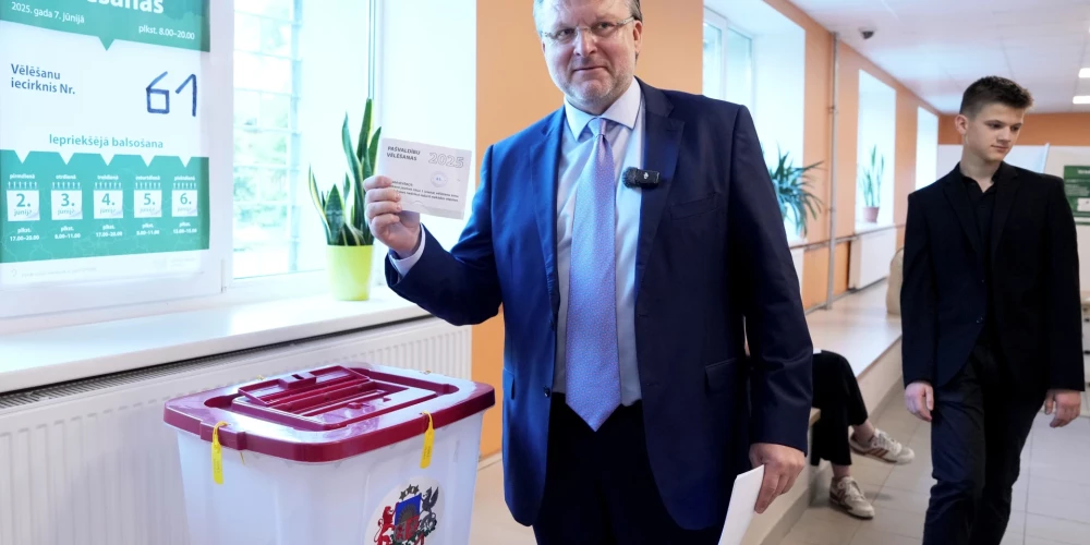 "Latvija pirmajā vietā!" Rīgas mēra amata kandidāts Ainārs Šlesers piedalās pašvaldību vēlēšanās 61. vēlēšanu iecirknī Rīgas 25. vidusskolā.