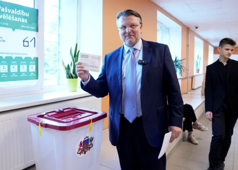 "Latvija pirmajā vietā!" Rīgas mēra amata kandidāts Ainārs Šlesers piedalās pašvaldību vēlēšanās 61. vēlēšanu iecirknī Rīgas 25. vidusskolā.