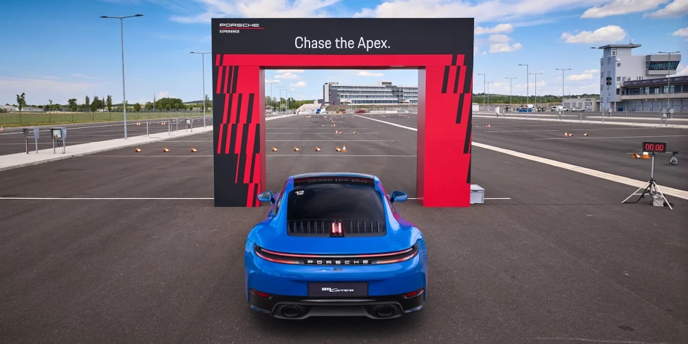Uz šādiem topiem var skatīties skeptiski un neņemt tos par pilnu, taču tas, ka "Porsche" zīmols luksusa brendu vidū ieņem īpašu vietu, nav noliedzams. Un tam ir loģisks izskaidrojums, jo nebūs nemaz tik viegli atrast otru autobūves zīmolu, kas tik mērķtiecīgi koptu mārketinga druvu savā lauciņā. 