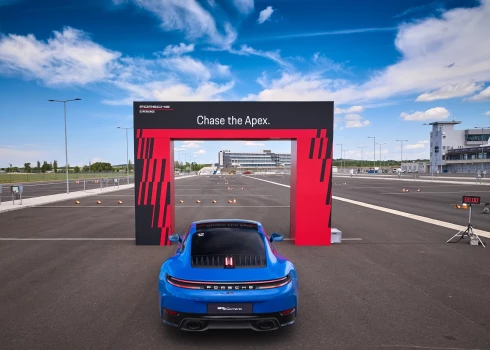 Uz šādiem topiem var skatīties skeptiski un neņemt tos par pilnu, taču tas, ka "Porsche" zīmols luksusa brendu vidū ieņem īpašu vietu, nav noliedzams. Un tam ir loģisks izskaidrojums, jo nebūs nemaz tik viegli atrast otru autobūves zīmolu, kas tik mērķtiecīgi koptu mārketinga druvu savā lauciņā. 