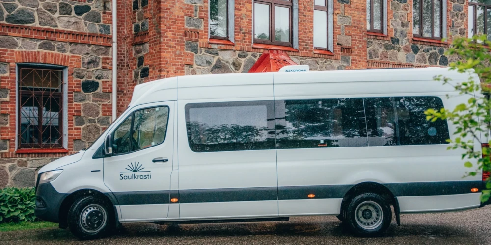 Elektroautobuss ir aprīkots ar mūsdienīgām tehnoloģijām, kas atvieglos vadītāja darbu un vienlaikus nodrošinās skolēniem drošus un komfortablus pārvadājumu apstākļus.