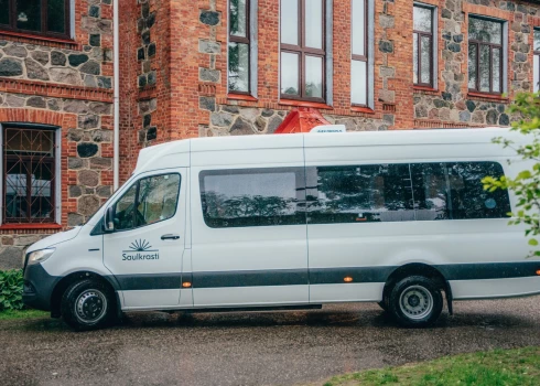 Elektroautobuss ir aprīkots ar mūsdienīgām tehnoloģijām, kas atvieglos vadītāja darbu un vienlaikus nodrošinās skolēniem drošus un komfortablus pārvadājumu apstākļus.